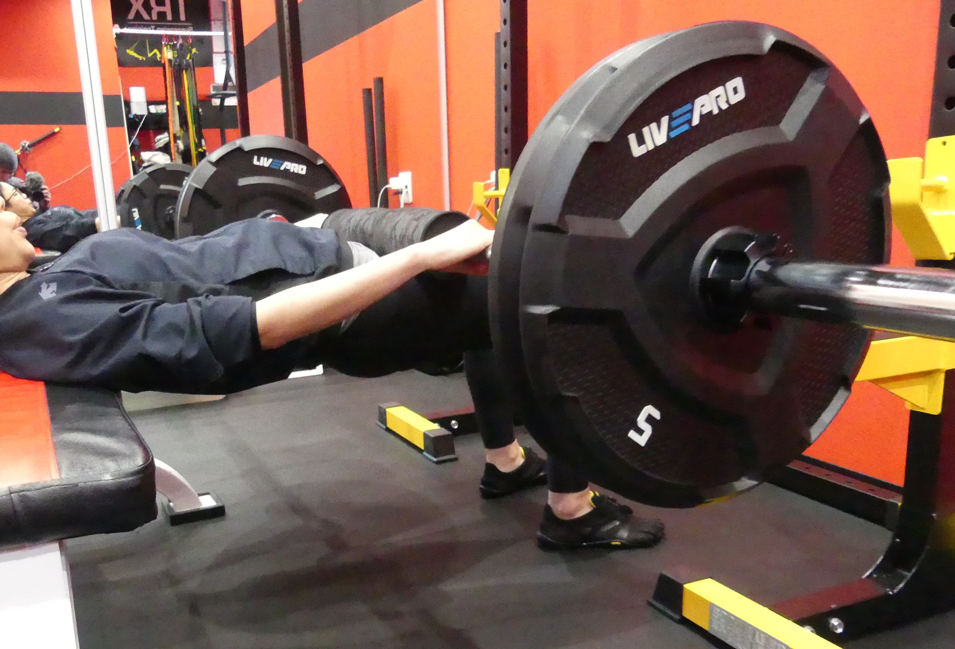 バーベルを持ち上げる男性